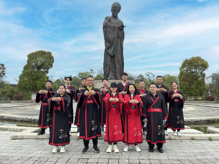 阳明先生石像前合影